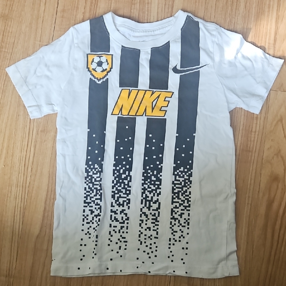 Boys Nike T-shirt Size Small